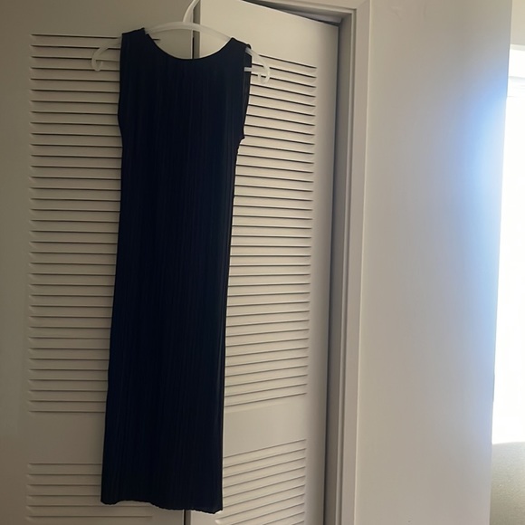 Uniqlo Black Pleated Sleeveless Dress - Picture 4 of 7